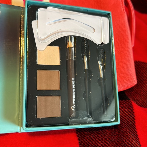 Gorgeous makeup bag with Gerardo colors perfect brows kit and sample eyeshadows! - Picture 4 of 10